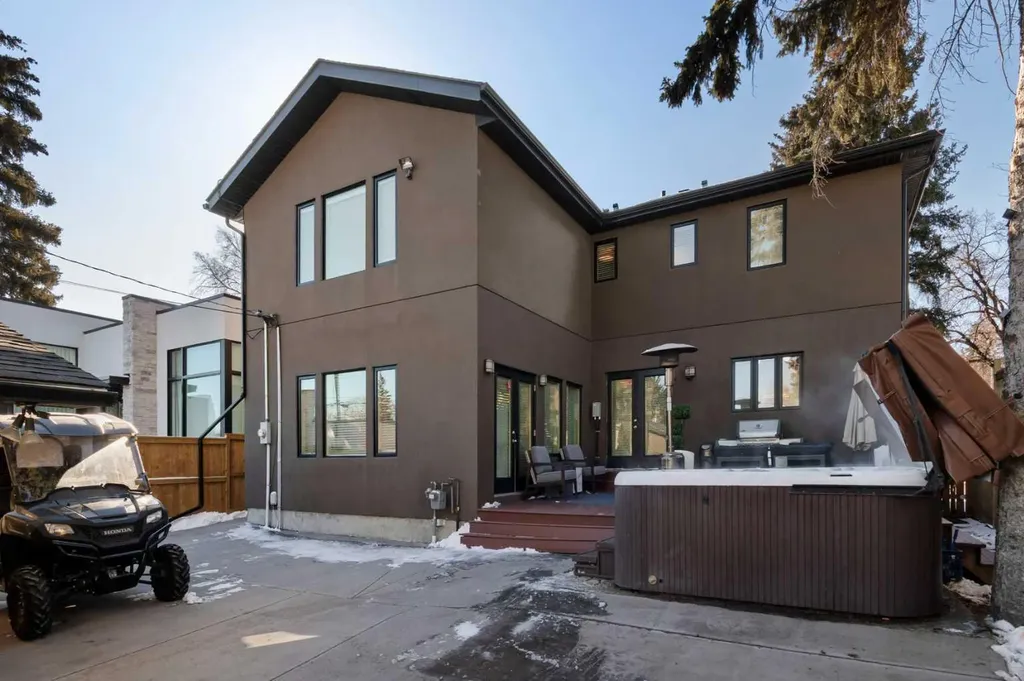 38 Lissington Drive SW Calgary AB T3E 5E1