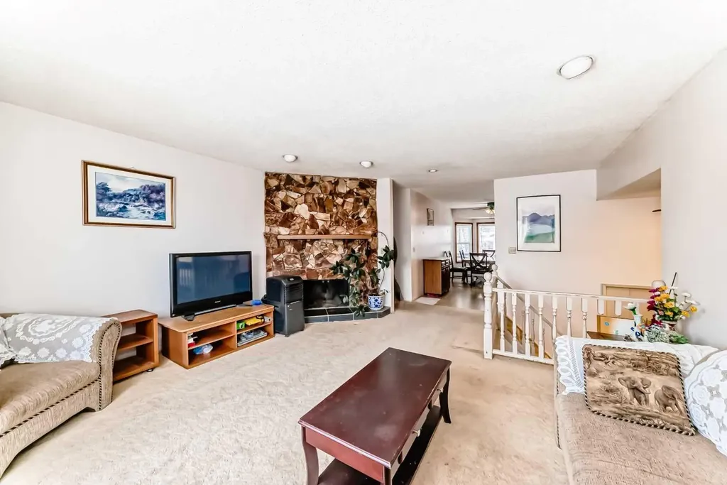 224 Berwick Way NW Calgary AB T3K 1C1