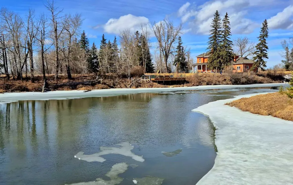 63 Inglewood Park SE Calgary AB T2G 1B7