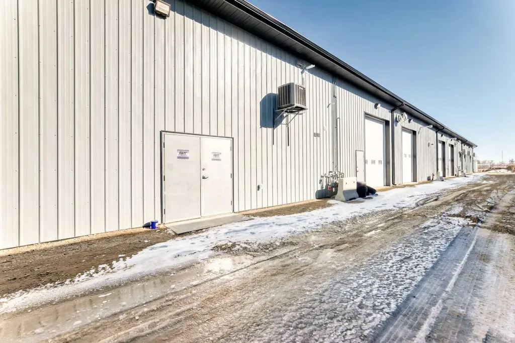 245 Canal Avenue Strathmore AB T1P 1C1