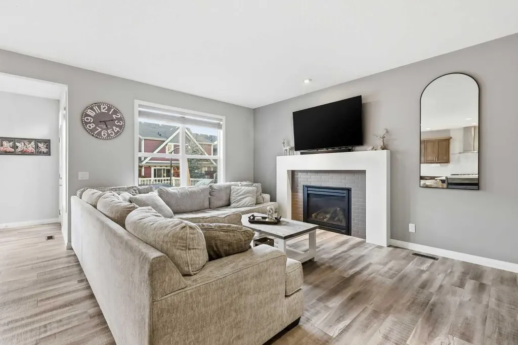 10 Riviera Place Cochrane AB T4C 0V4