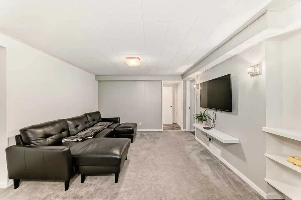 8043 Elbow Drive SW Calgary AB T2V 1K5