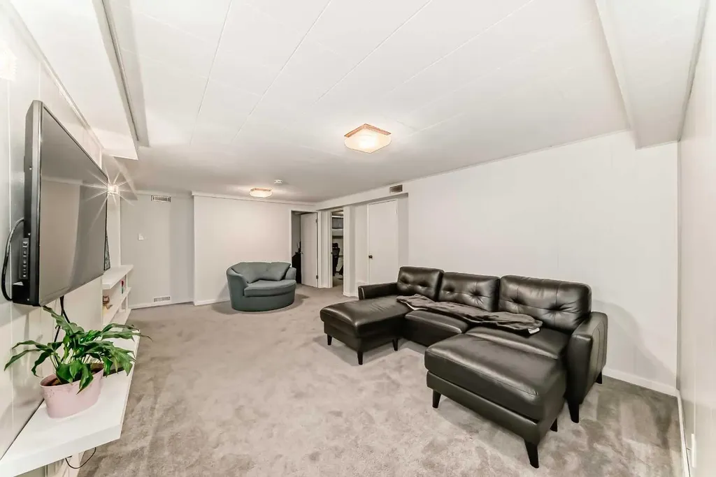 8043 Elbow Drive SW Calgary AB T2V 1K5