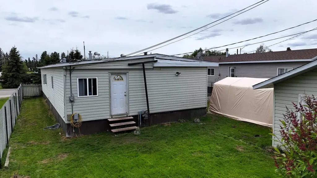 819 52 Street Edson AB T7E 1K4