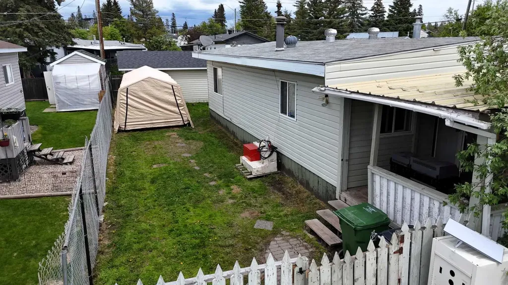 819 52 Street Edson AB T7E 1K4