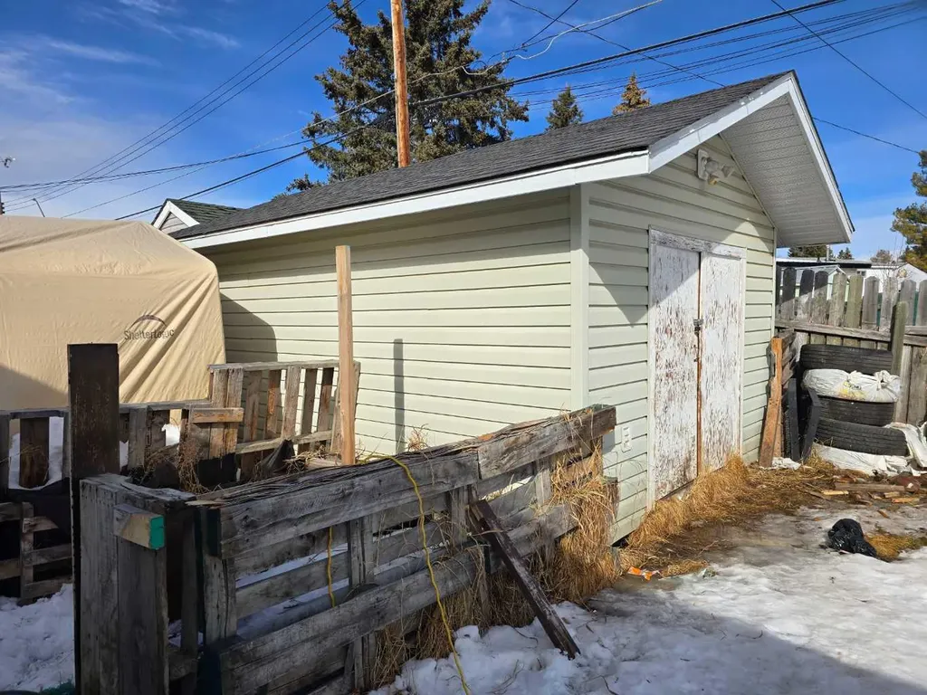 819 52 Street Edson AB T7E 1K4