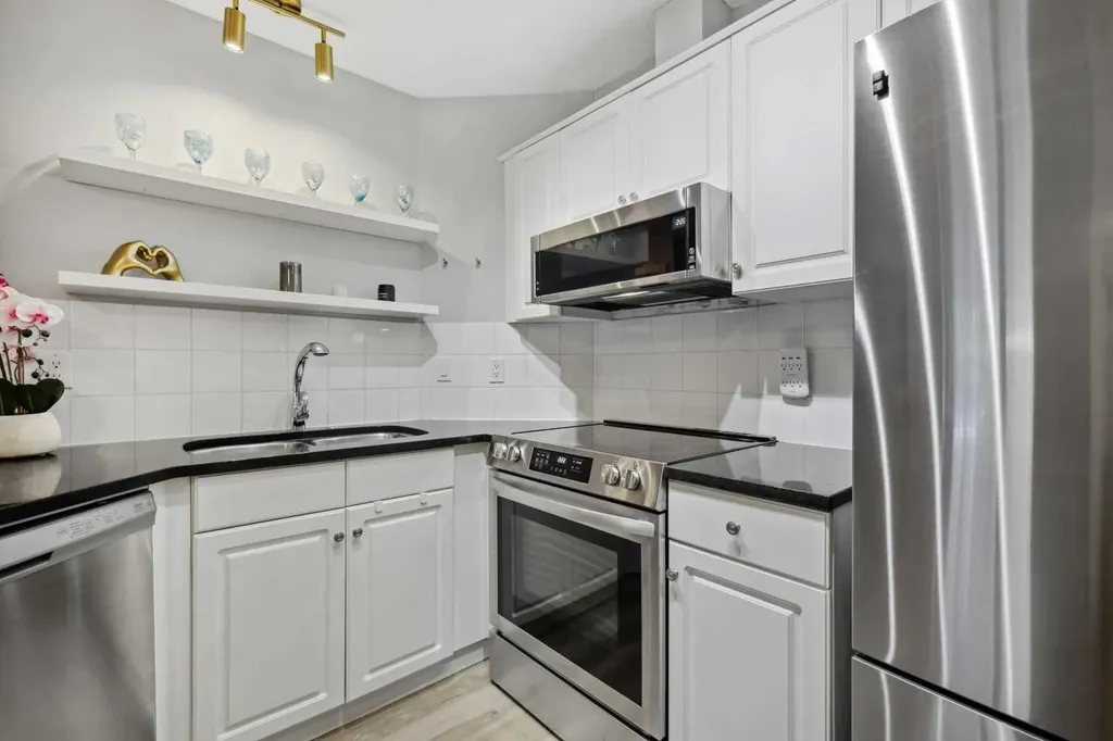 10 Sierra Morena Mews SW Calgary AB T3H 3K5