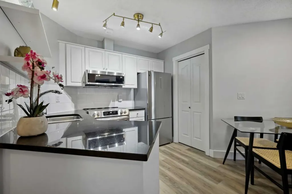 10 Sierra Morena Mews SW Calgary AB T3H 3K5