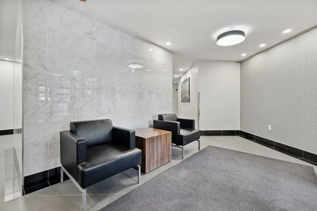 10 Sierra Morena Mews SW Calgary AB T3H 3K5