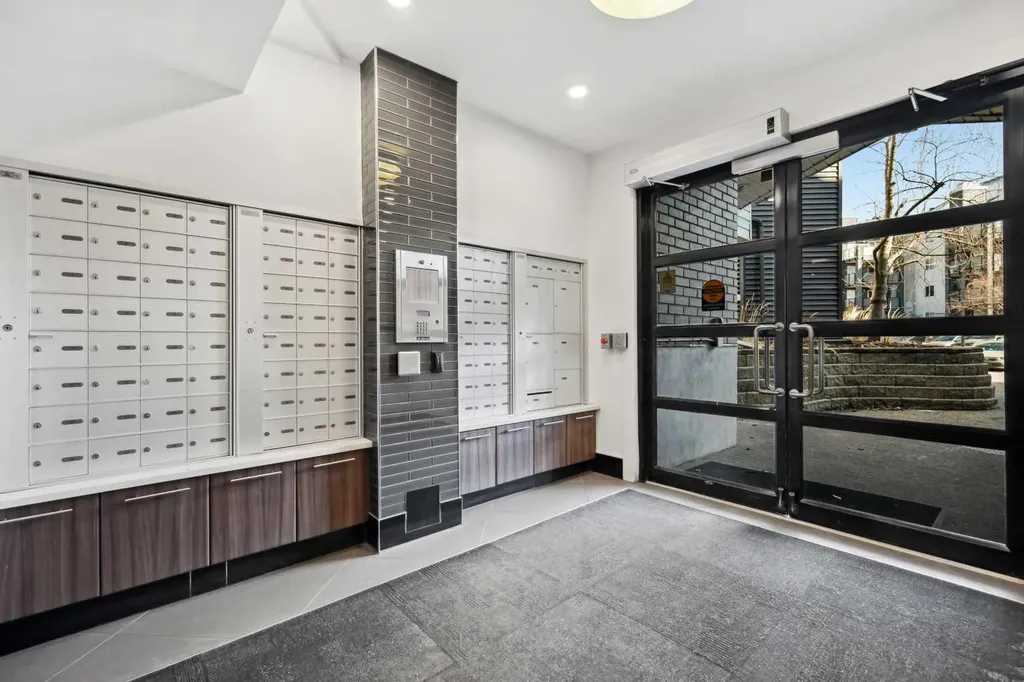 10 Sierra Morena Mews SW Calgary AB T3H 3K5
