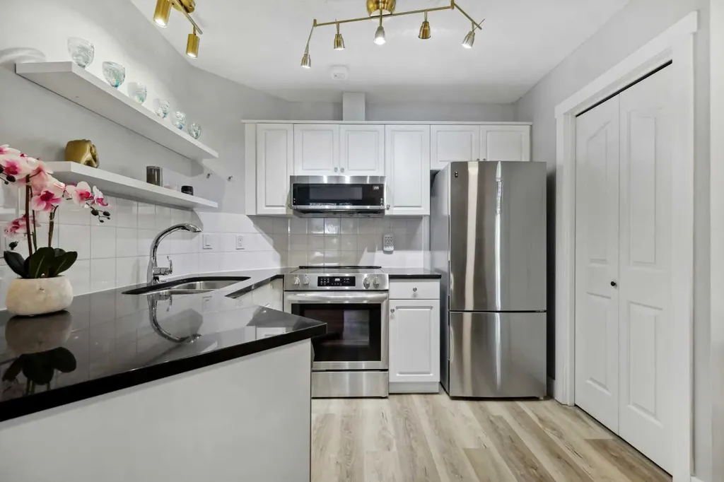 10 Sierra Morena Mews SW Calgary AB T3H 3K5