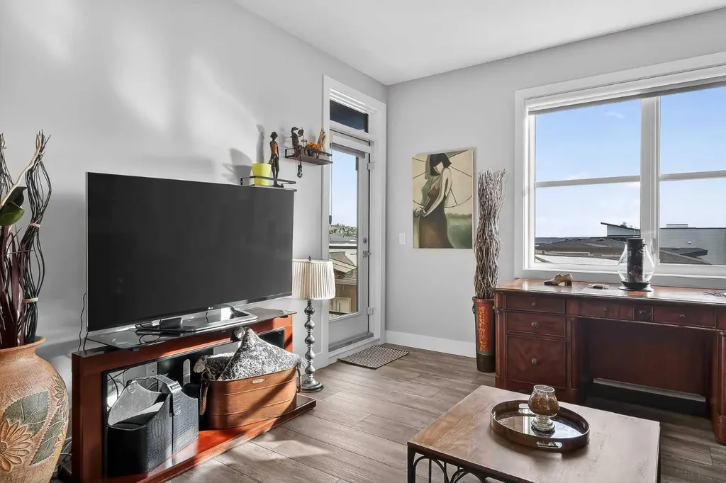 8355 19 Avenue SW Calgary AB T3H 6G3