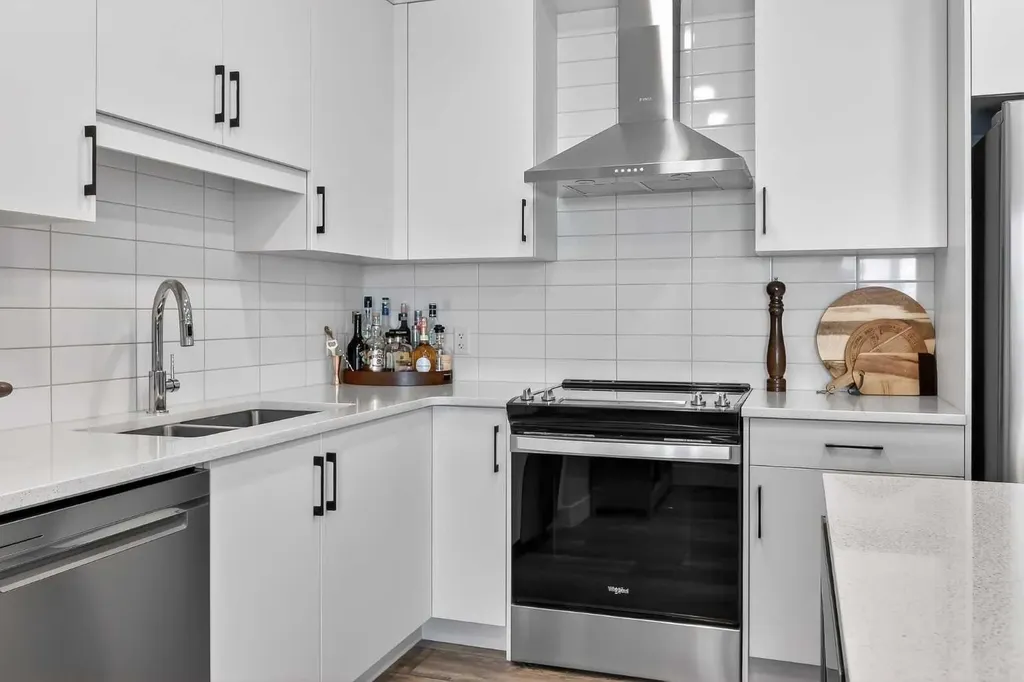 8355 19 Avenue SW Calgary AB T3H 6G3