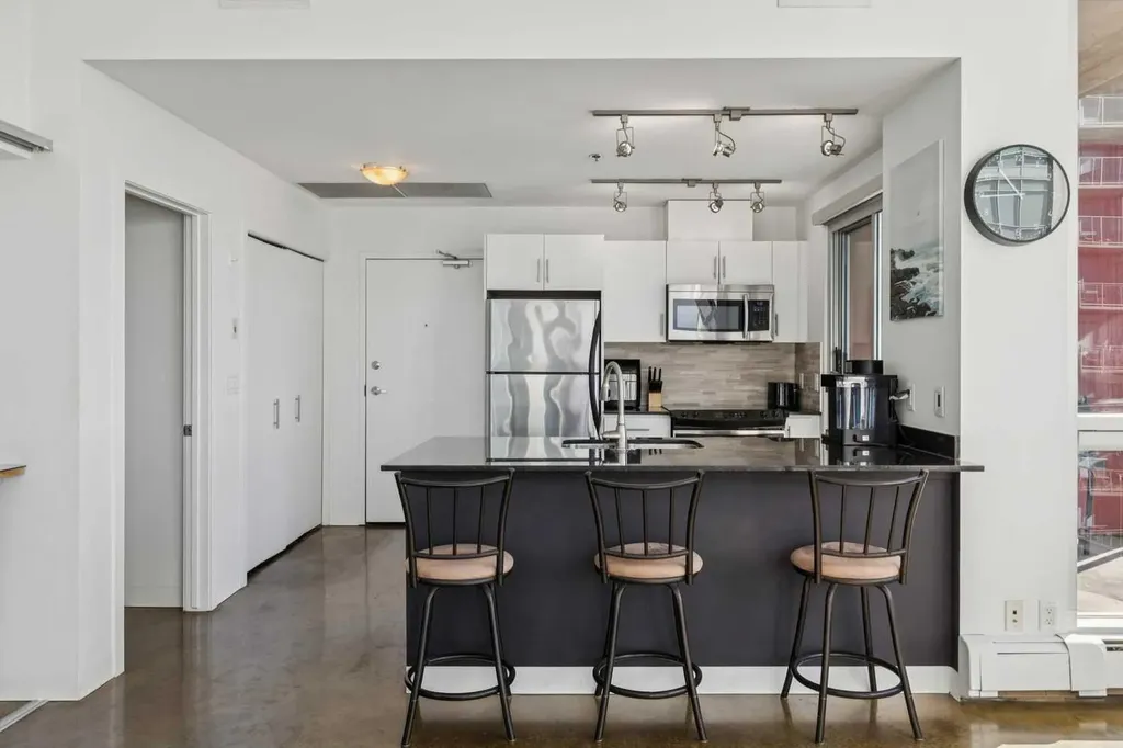 135 13 Avenue SW Calgary AB T2R 0W8