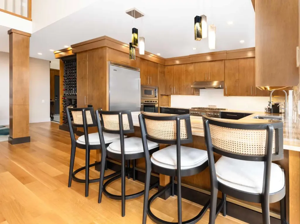 1407 Kensington Close NW Calgary AB T2N 3J9