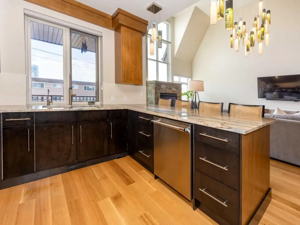 1407 Kensington Close NW Calgary AB T2N 3J9