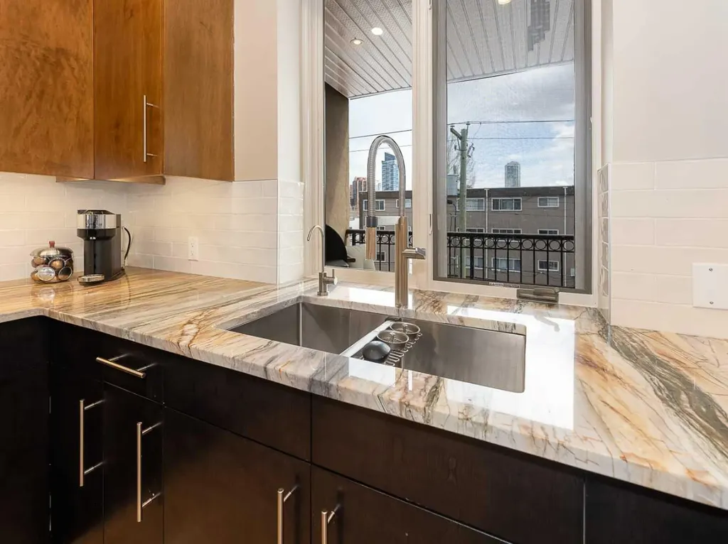1407 Kensington Close NW Calgary AB T2N 3J9