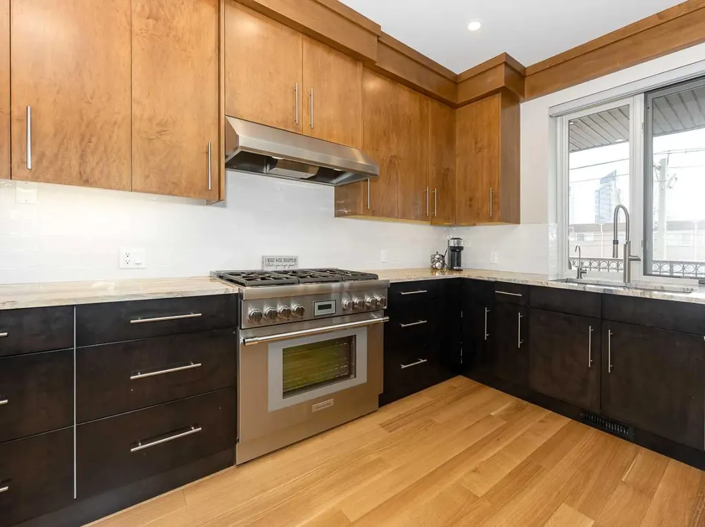 1407 Kensington Close NW Calgary AB T2N 3J9