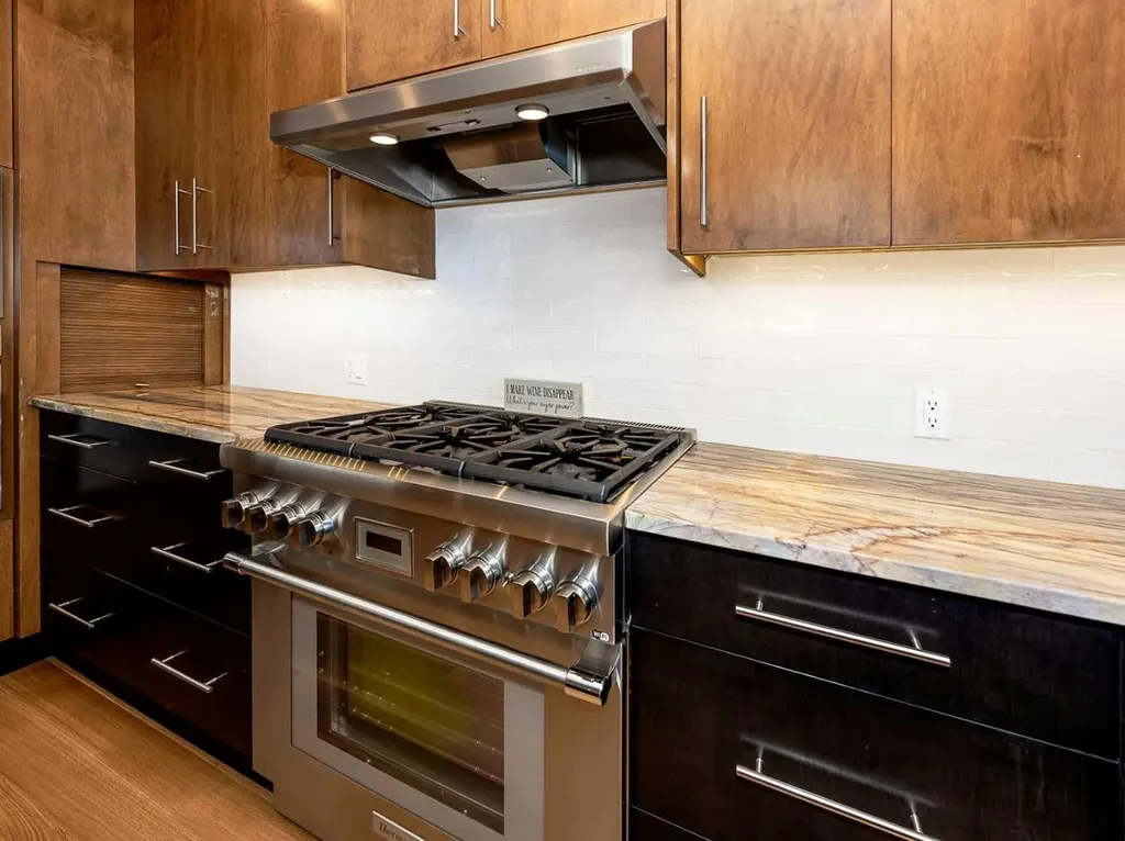 1407 Kensington Close NW Calgary AB T2N 3J9