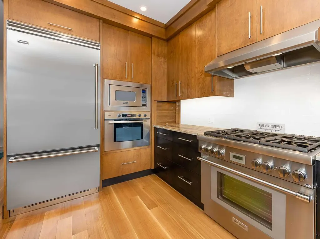 1407 Kensington Close NW Calgary AB T2N 3J9
