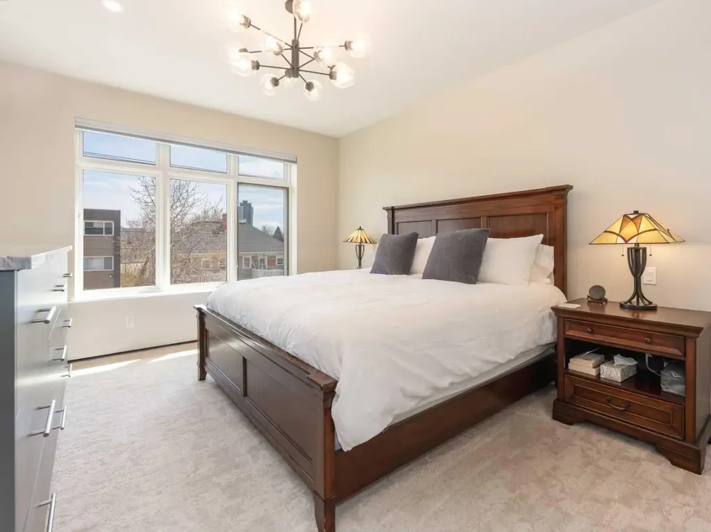 1407 Kensington Close NW Calgary AB T2N 3J9