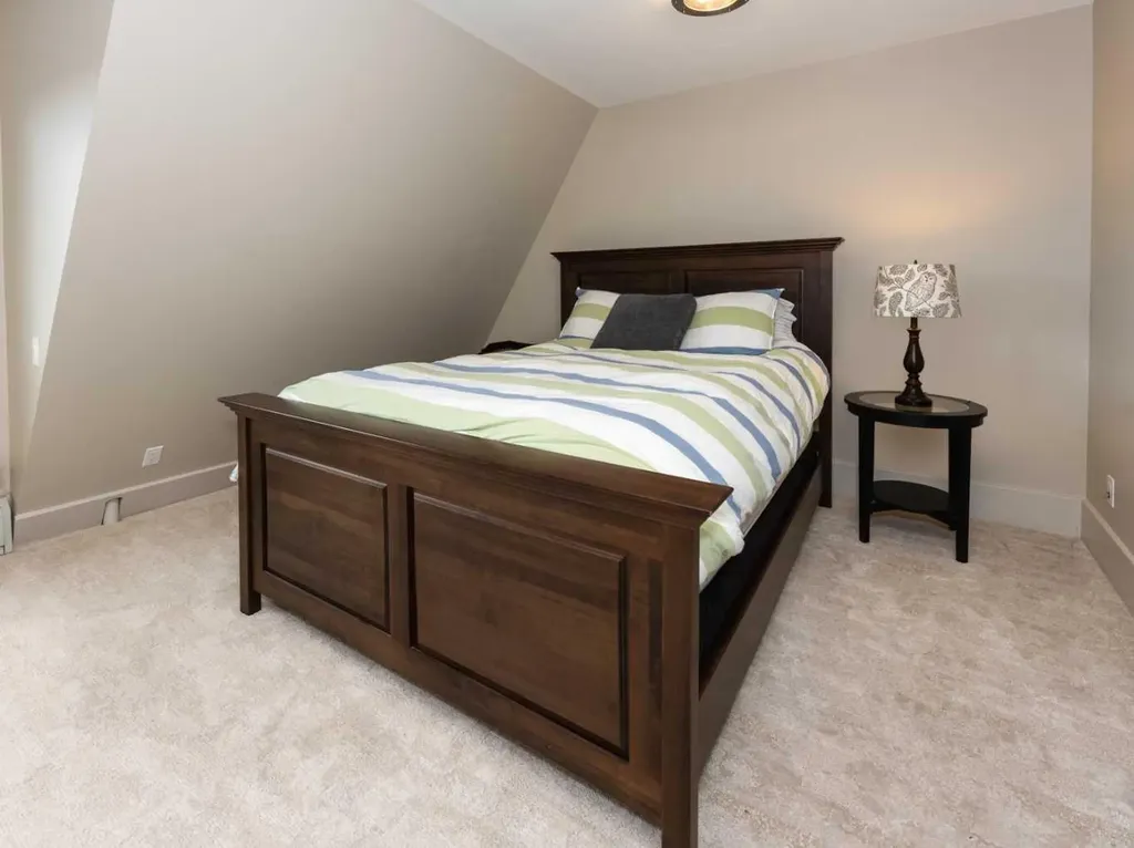 1407 Kensington Close NW Calgary AB T2N 3J9