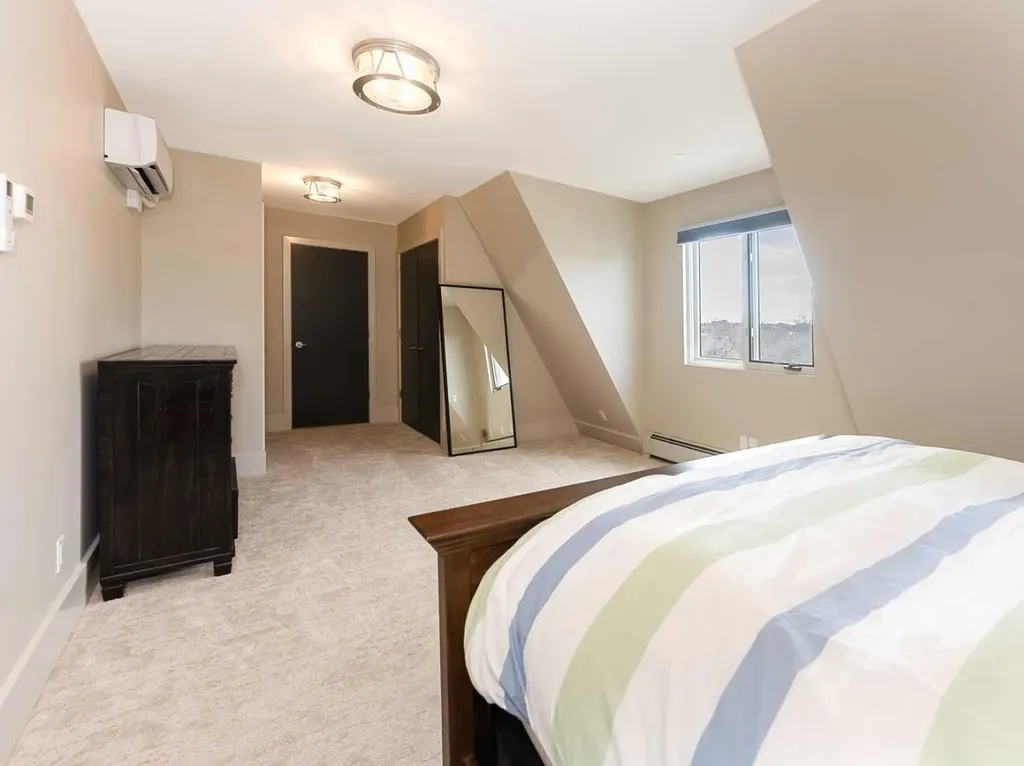 1407 Kensington Close NW Calgary AB T2N 3J9