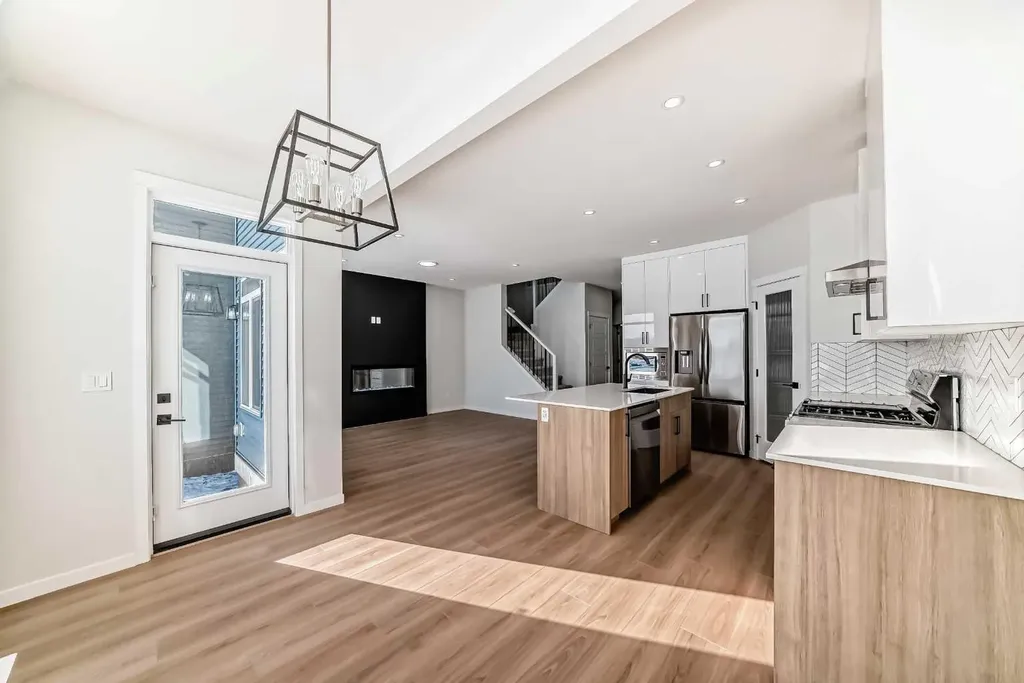 374 Corner Glen Way NE Calgary AB T3N 2P1