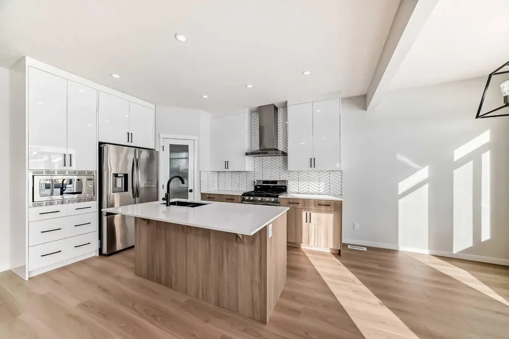 374 Corner Glen Way NE Calgary AB T3N 2P1