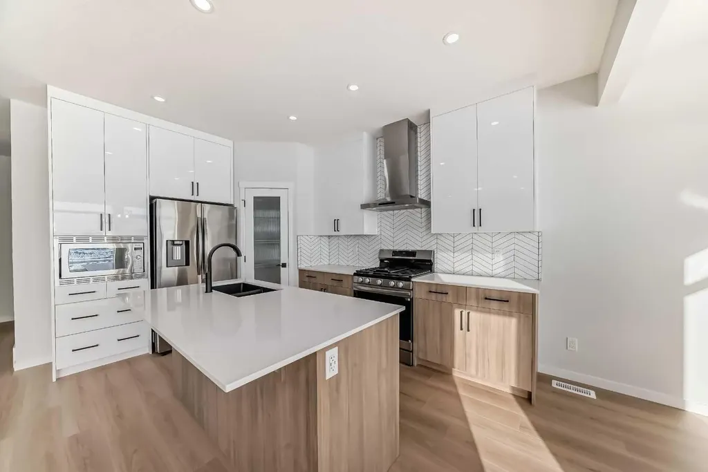 374 Corner Glen Way NE Calgary AB T3N 2P1