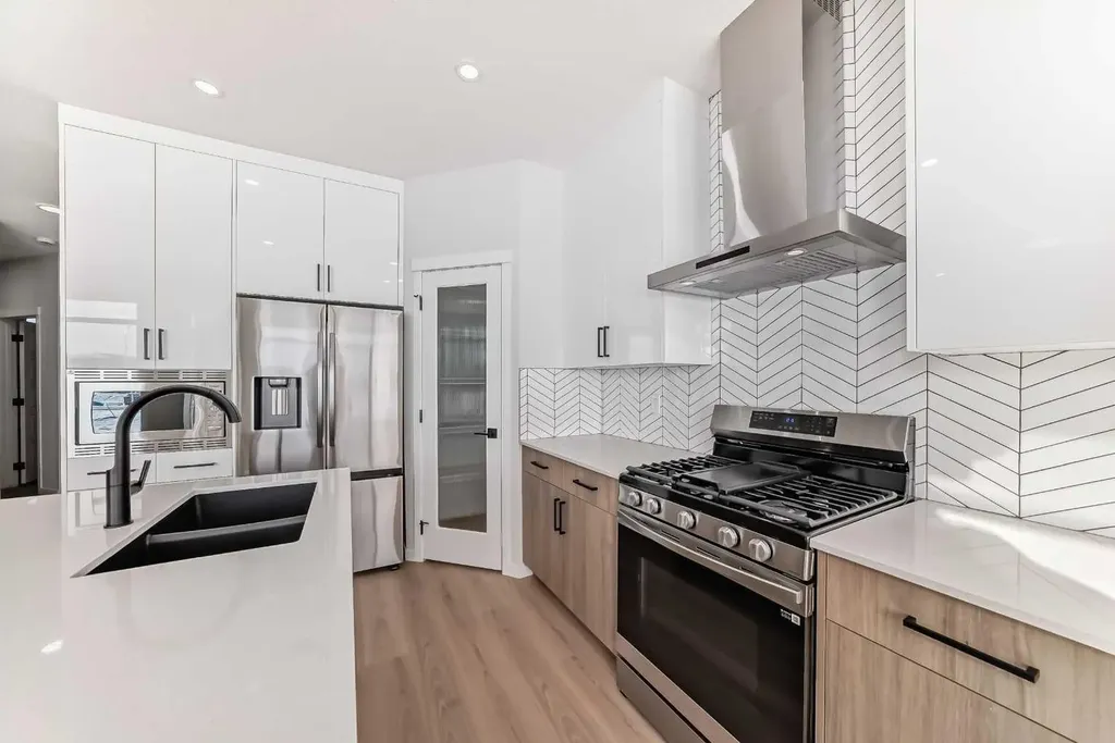 374 Corner Glen Way NE Calgary AB T3N 2P1