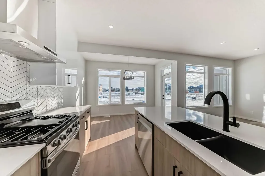 374 Corner Glen Way NE Calgary AB T3N 2P1