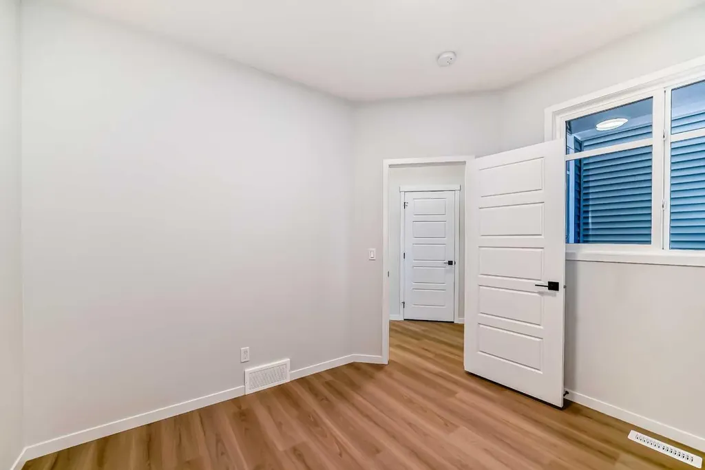 374 Corner Glen Way NE Calgary AB T3N 2P1