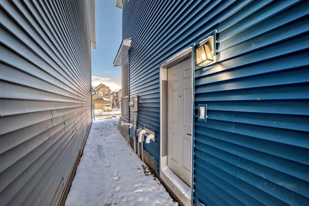 374 Corner Glen Way NE Calgary AB T3N 2P1