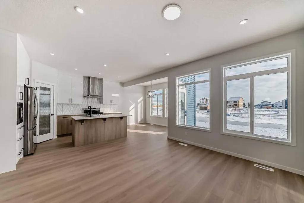 374 Corner Glen Way NE Calgary AB T3N 2P1