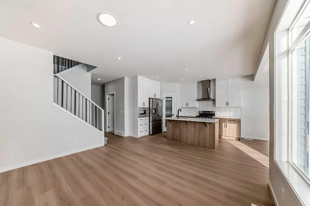 374 Corner Glen Way NE Calgary AB T3N 2P1