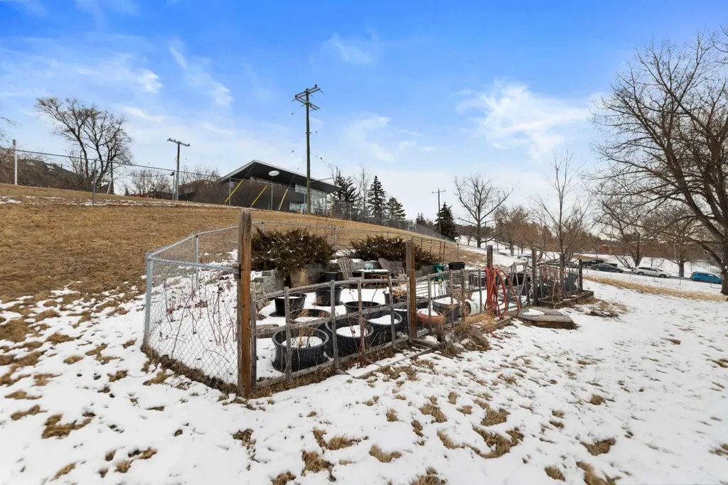 1620 8 Avenue NW Calgary AB T2N 1C4
