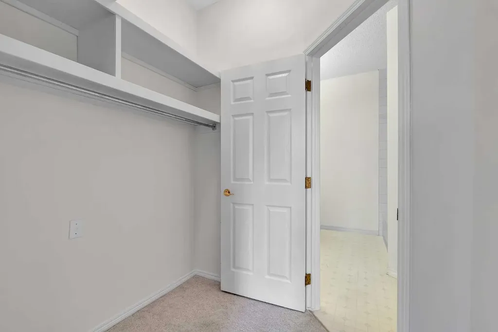 9449 19 Street SW Calgary AB T2V 5J8