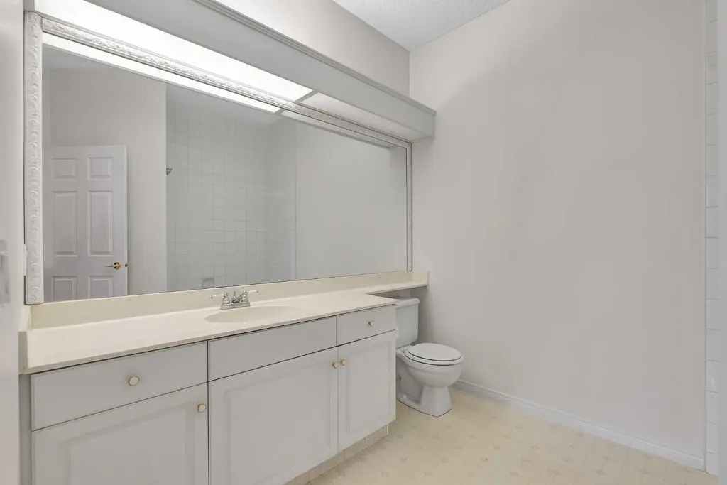 9449 19 Street SW Calgary AB T2V 5J8