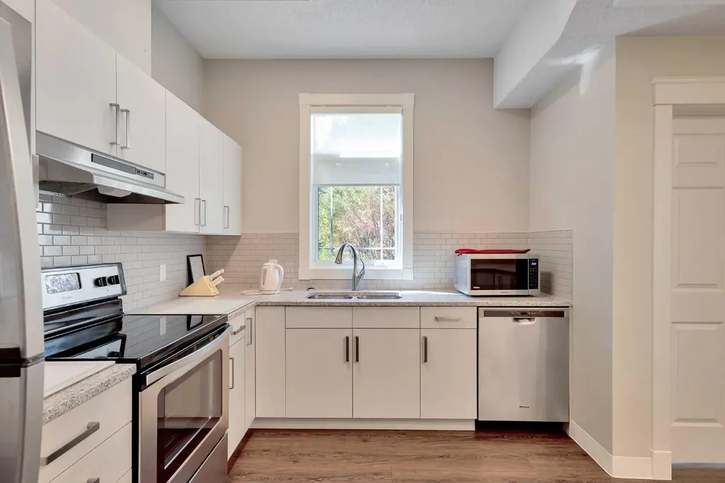 9449 19 Street SW Calgary AB T2V 5J8