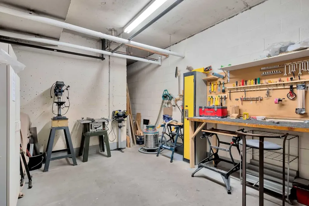 9449 19 Street SW Calgary AB T2V 5J8