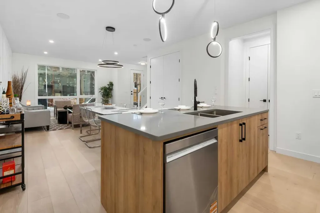 3719 14a Street SW Calgary AB T2T3Y1