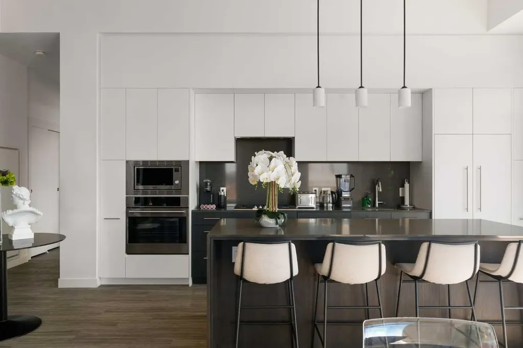 730 2 Avenue SW Calgary AB T2P 1R8