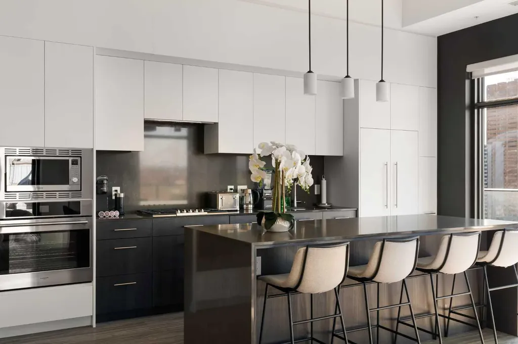 730 2 Avenue SW Calgary AB T2P 1R8