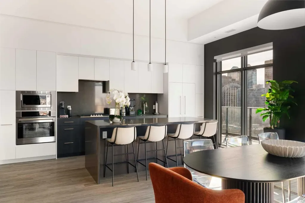 730 2 Avenue SW Calgary AB T2P 1R8