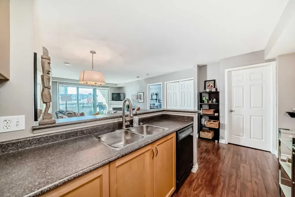 1121 6 Avenue SW Calgary AB T2P 5J4