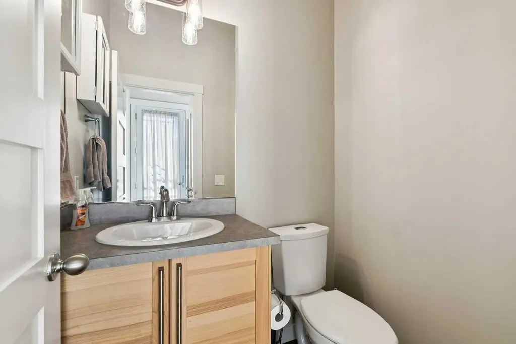 1013 19 Avenue SE Calgary AB T2G 1M1