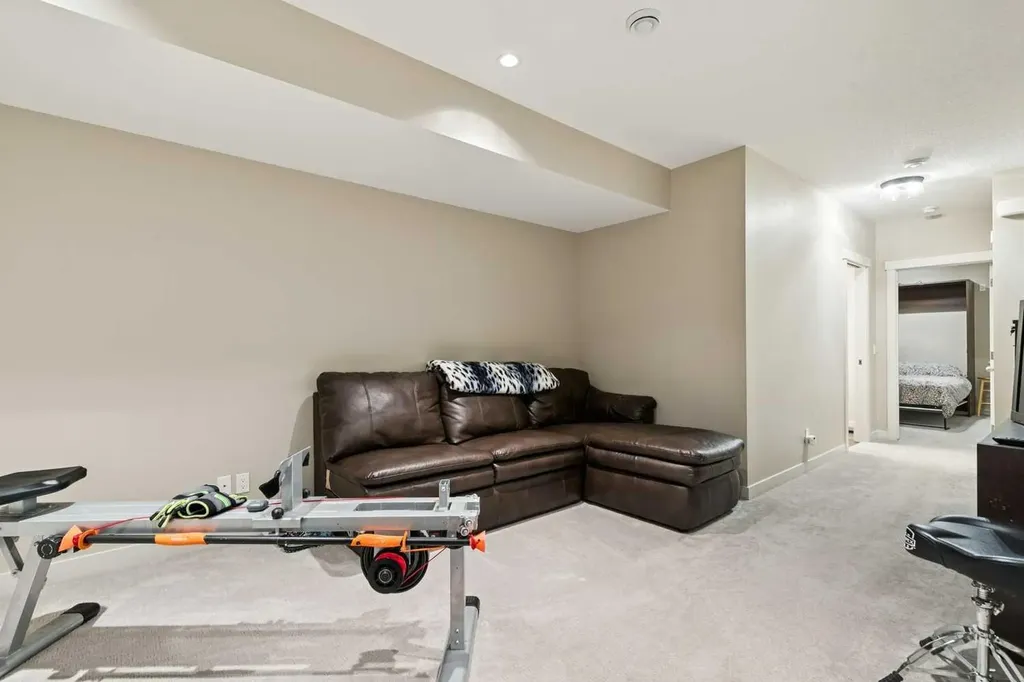 1013 19 Avenue SE Calgary AB T2G 1M1