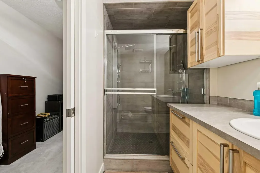 1013 19 Avenue SE Calgary AB T2G 1M1