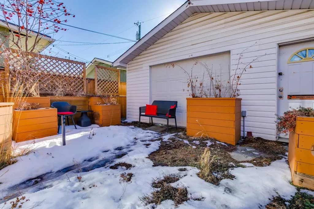 1013 19 Avenue SE Calgary AB T2G 1M1